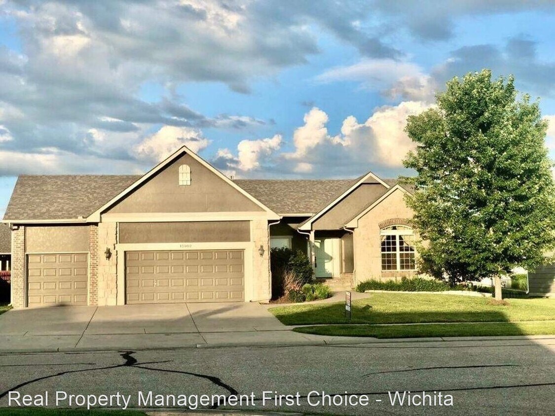 Primary Photo - 6 br, 3 bath House - 13902 E Ayesbury Street