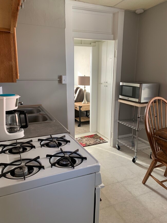 Building Photo - 618 N 5th St