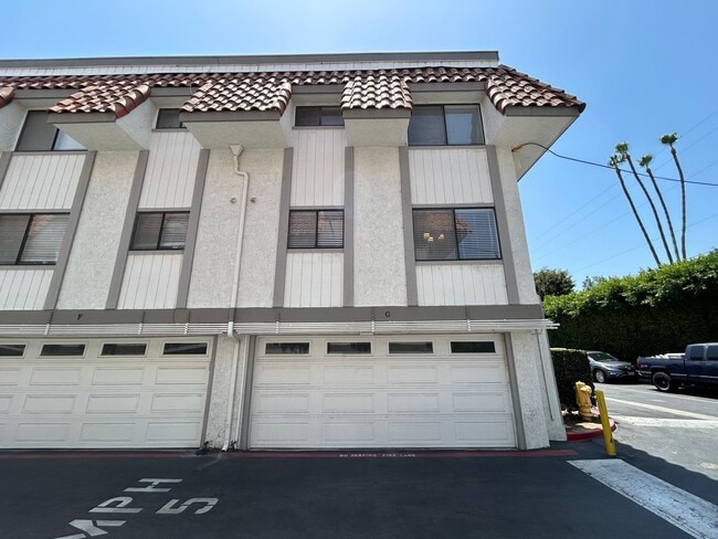 Building Photo - Beautifully Upgraded 2 Bed 2.5 Bath Townhome