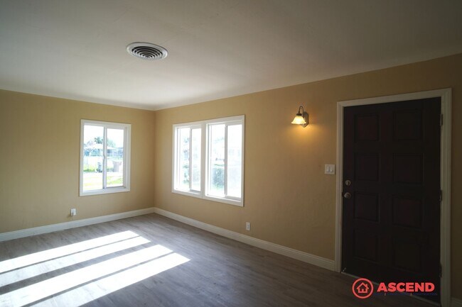 Foto del edificio - Adorable 4 Bedroom Bungalow!