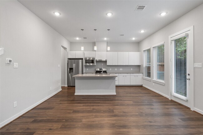 Building Photo - 608 Thornton Oaks Ln