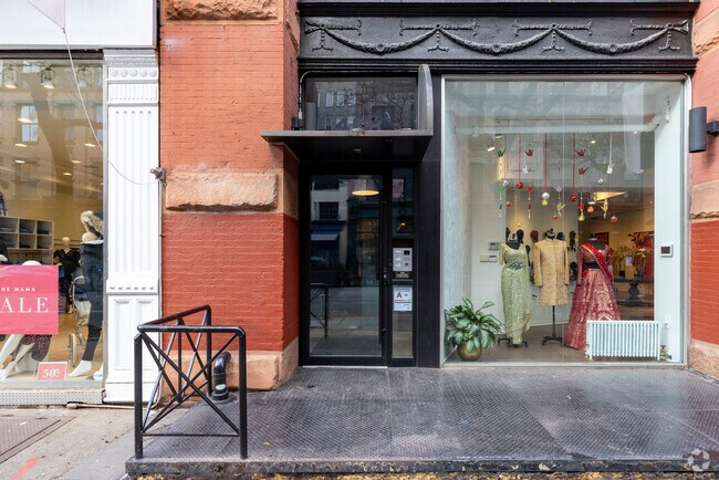 Entrada - 468-472 W Broadway