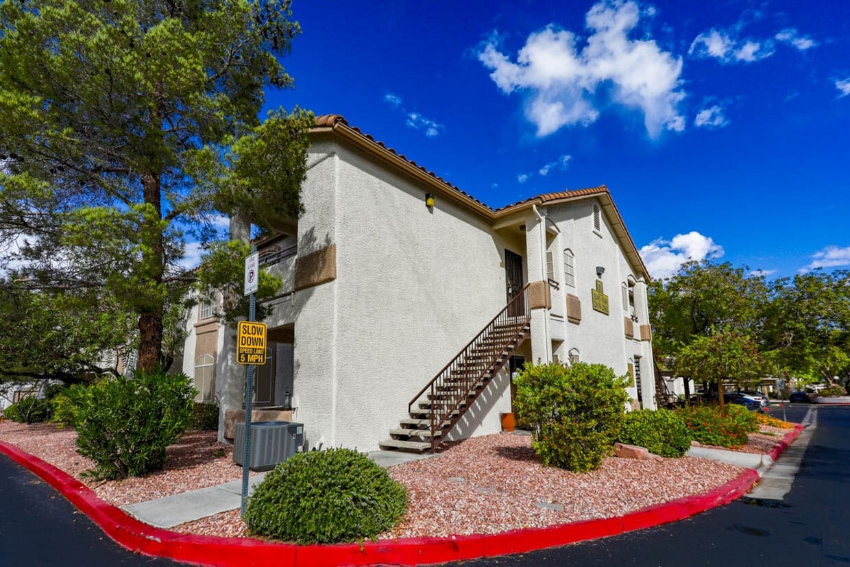 Foto principal - 3 Bed Condo In Gated West Side Community