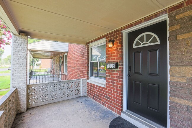 Building Photo - Updated 3 Bedroom Home Available Now!