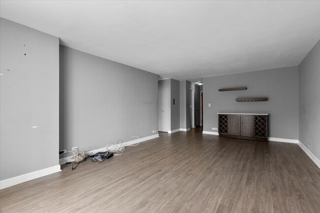 Building Photo - 5601 N Sheridan Rd
