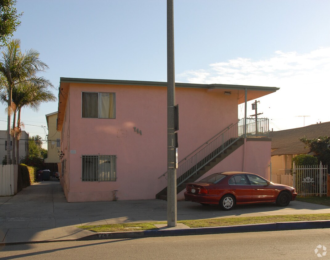 Building Photo - 744 Cherry Ave