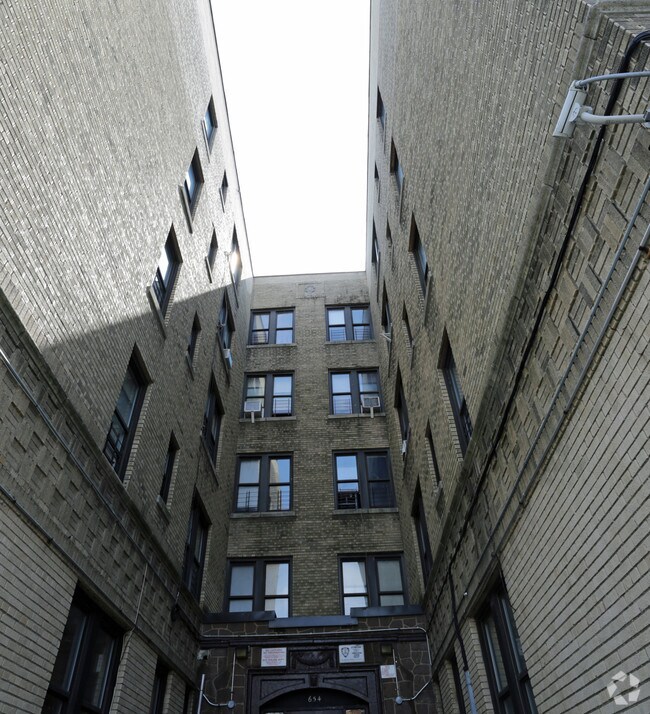Building Photo - 654 E 224th St