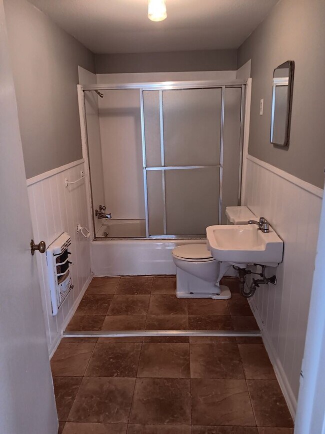 Building Photo - 2 Bed 1 Bath Home!