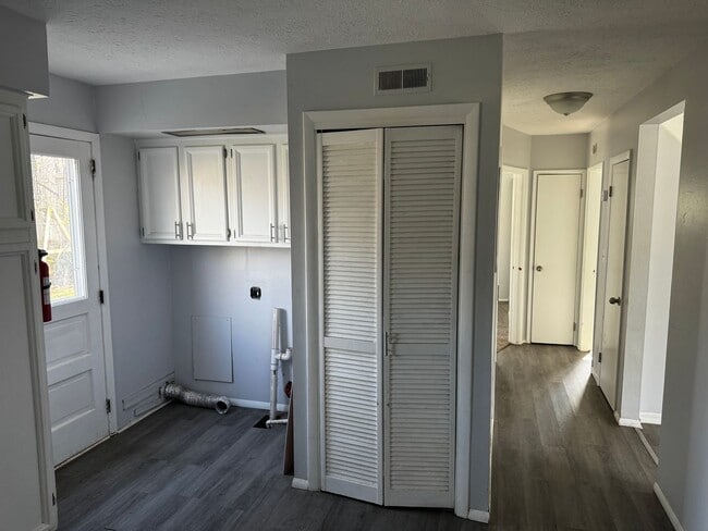 Building Photo - Stunning 4 Bed, 2 Bath Home for Rent: Your...
