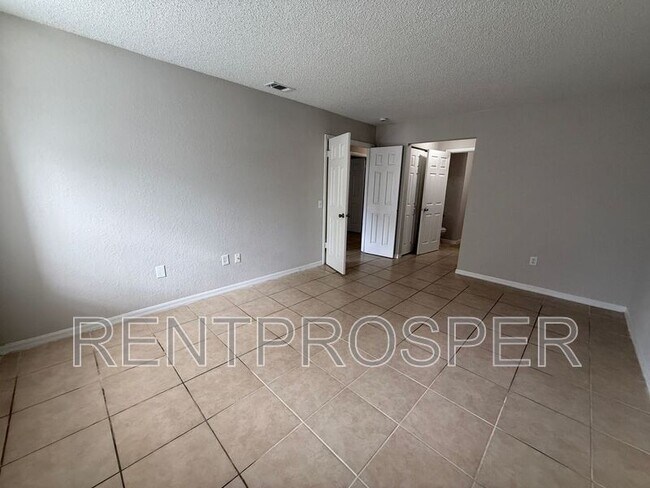 Building Photo - 4031 Versailles Dr
