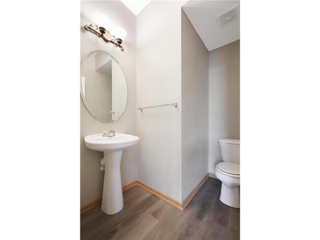 Foto del edificio - 15564 Lilac Dr