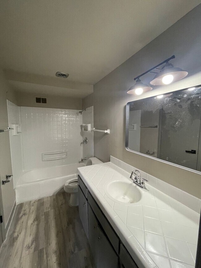 Building Photo - 5631-35 W Silver Spring Dr