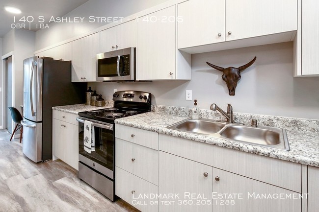 Building Photo - Studio Apartment Home Available August 13th!
