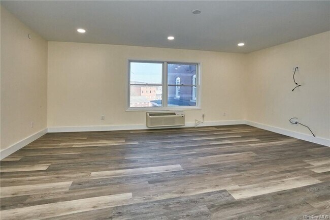 Building Photo - 15 1st St