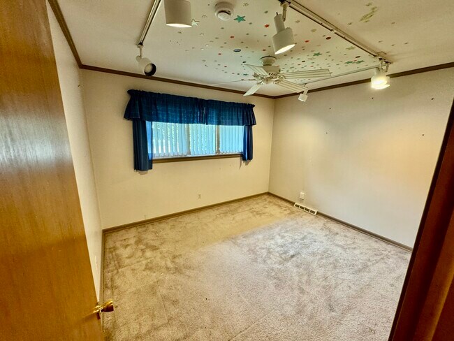 Building Photo - 13143 Irvington Dr
