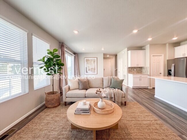 Building Photo - 3 Bed/3 Bath Townhome with Fenced Yard & Garage