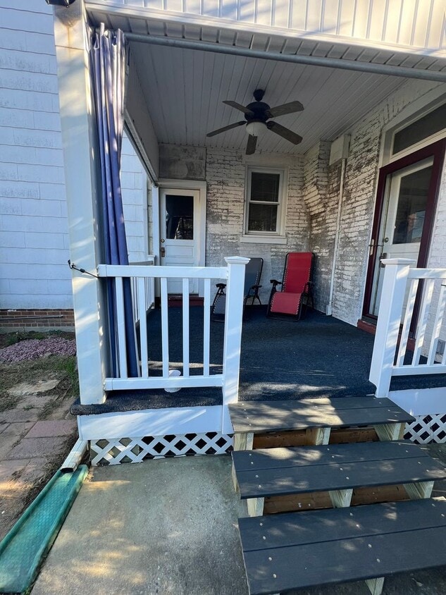 Building Photo - Absolutely BEAUTIFUL 1st fl Apartment in t...