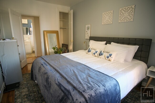 Building Photo - 1 Bedroom in Hudson Heights