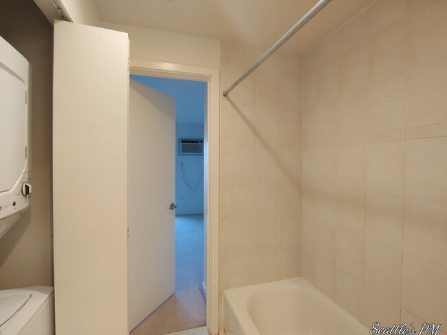 Building Photo - "Urban Living at Its Best: Spacious 2-Bedroom Retreat with Scenic Views!"