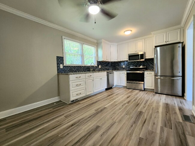 Foto del edificio - 445 Summerland Dr