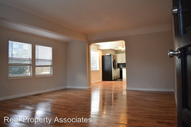 Building Photo - 9801 Roosevelt Way NE