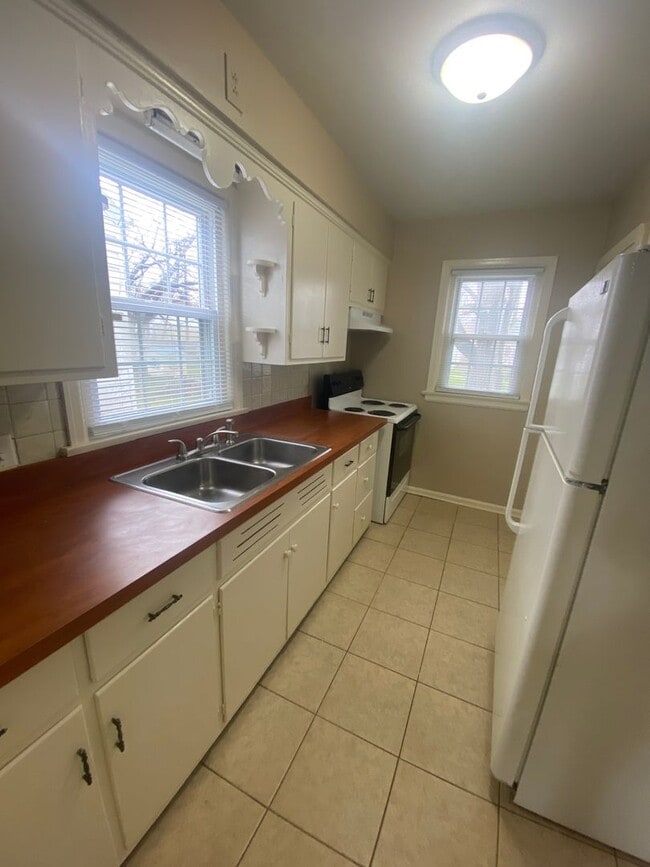 Building Photo - 4028 Monroe St