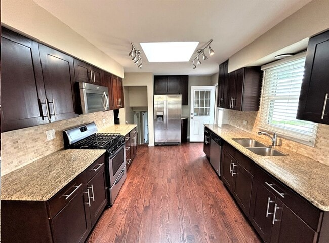Building Photo - 8840 Hickory Dr
