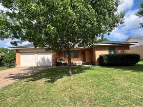 Building Photo - 2406 Ridgecrest Dr