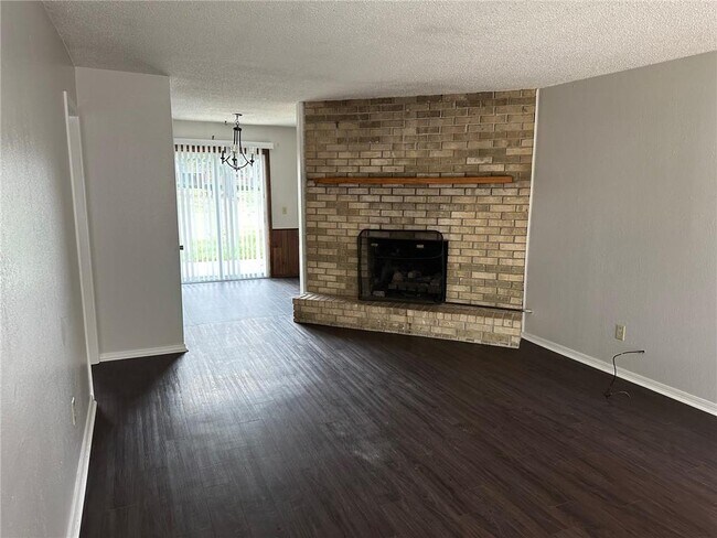 Foto del edificio - 2203 Pin Oak Dr