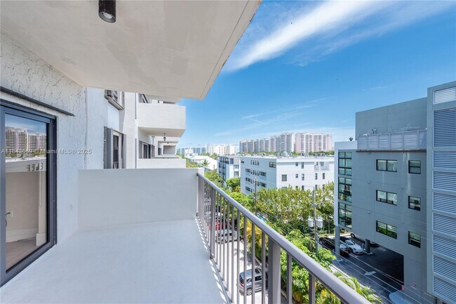 Foto del edificio - 575 Crandon Blvd