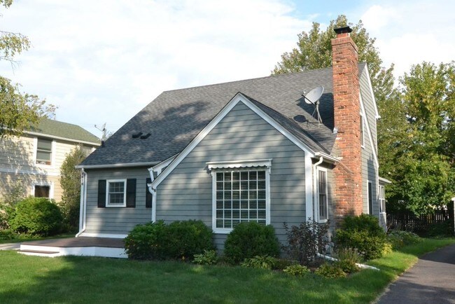 Building Photo - 4616 Vallacher Ave