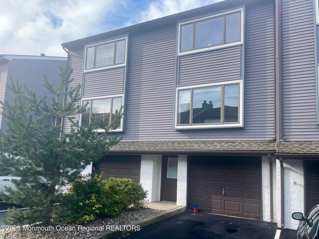 Building Photo - 208 Marina Dr
