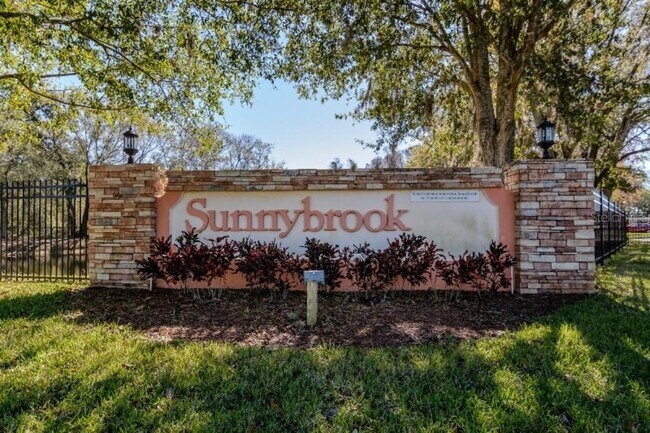 Foto del edificio - 4826 Myrtle Oak Dr