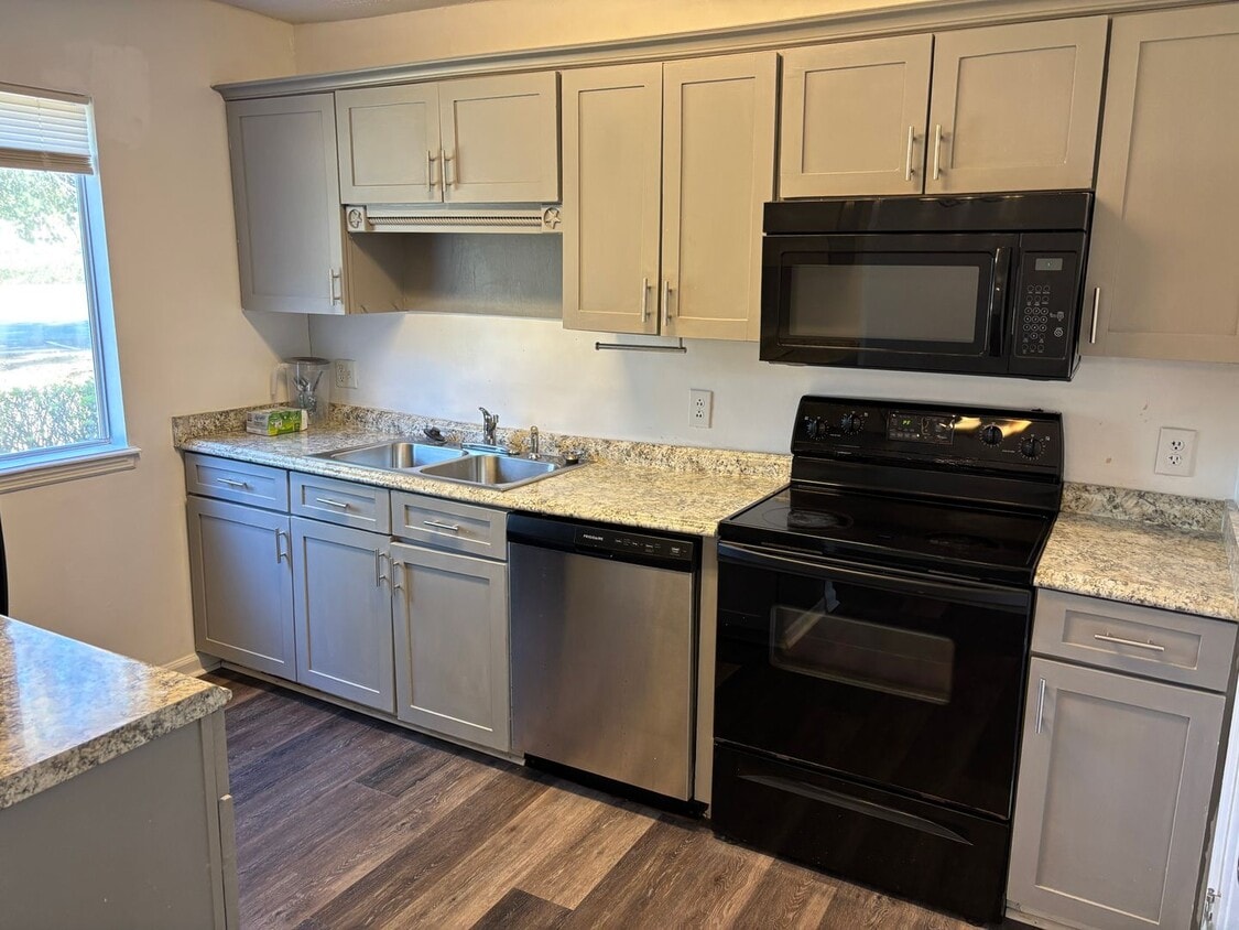 2 Bedroom 2 bath on bottom floor at Myrtle... - 2 Bedroom 2 bath on bottom floor at Myrtle...