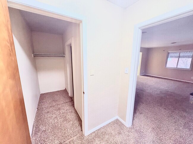 Entrada con amplio vestidor - 3129 Hassler St