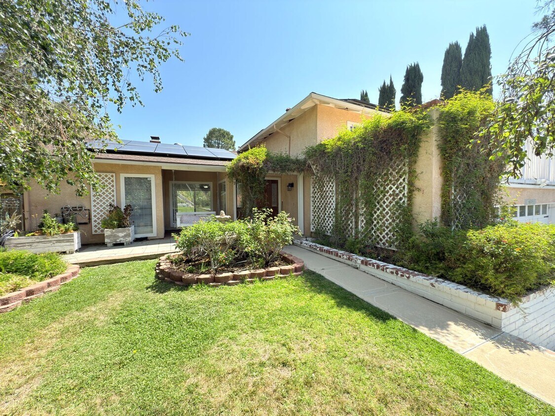 Primary Photo - Spacious 4-Bedroom Home in Prime Santa Cla...