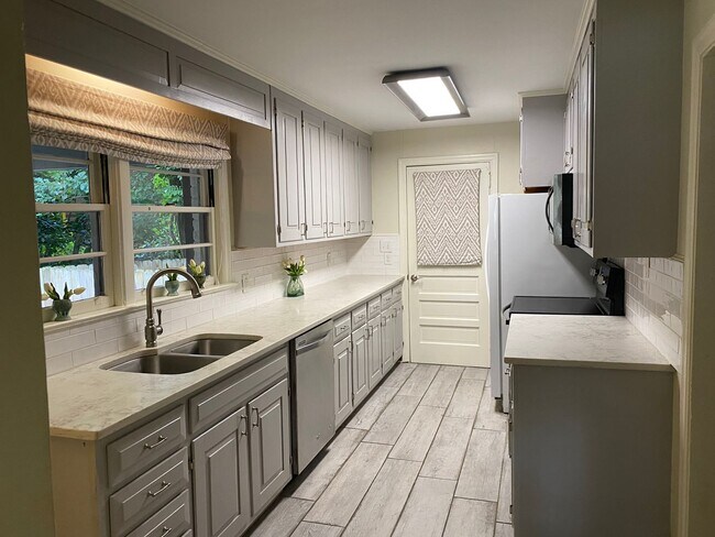 Foto del edificio - 4626 Crowson Rd