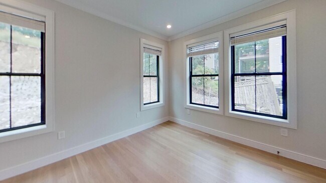 Building Photo - No Brokers Fee, No Security Deposit,  In-U...