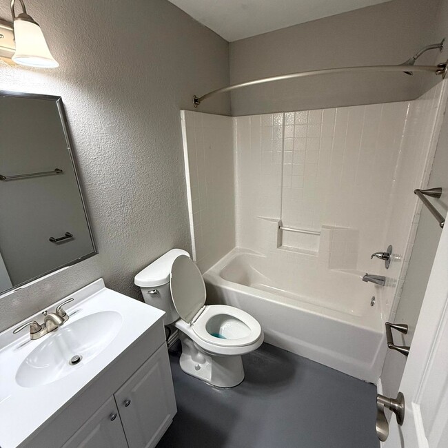 Building Photo - $500 Off 1st Full Month!* All Utilities In...