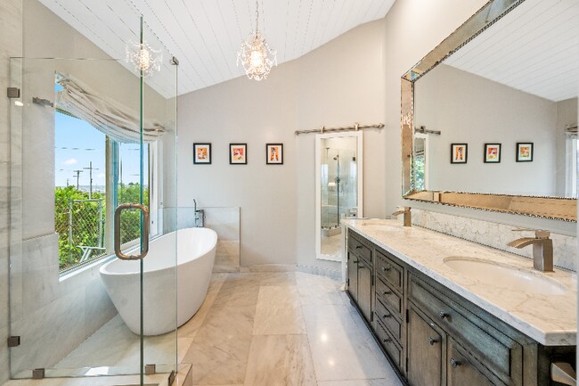 Foto del edificio - 5662 Ladybird Ln