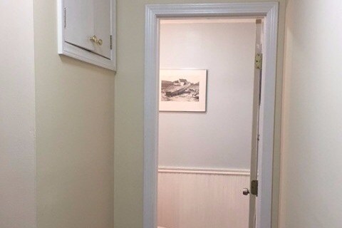 Mitad de baño y gabinete de almacenaje en el primer piso - 48 Pocantico St
