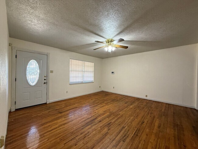 Foto del edificio - Remodeled four bedroom home!