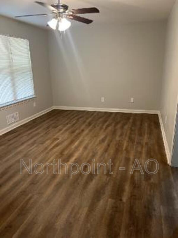 Building Photo - 7223 Lakeview Dr SW