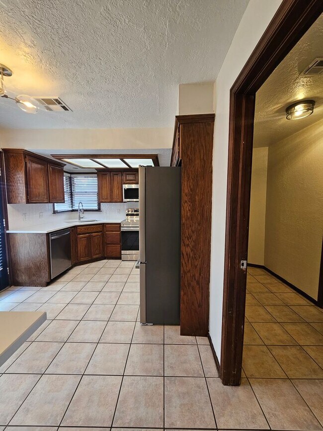 Foto del edificio - (3) Bed/(1) Bath Close to Campus Avail NOW!!