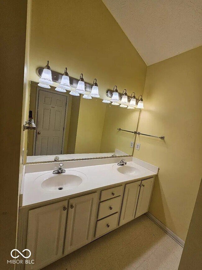 Foto del edificio - 5757 Spruce Knoll Ct