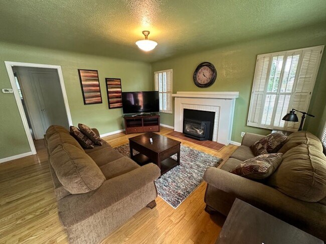 Foto del edificio - Furnished Story Book Home near Campus with...