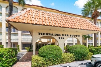 Building Photo - 951 De Soto Rd