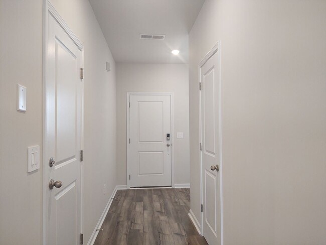 Foto del edificio - Newer Build, Pristine move in ready home l...
