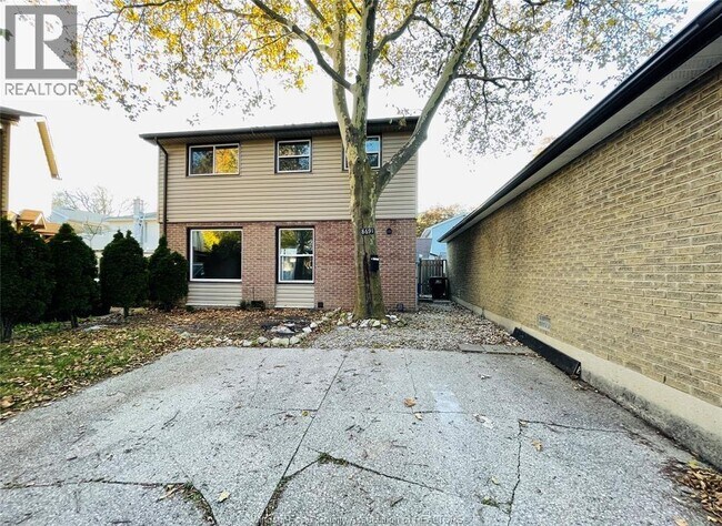 Photo du bâtiment - 8691 Darlington Crescent