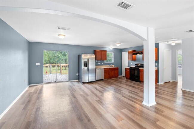 Building Photo - 204 Live Oak Dr